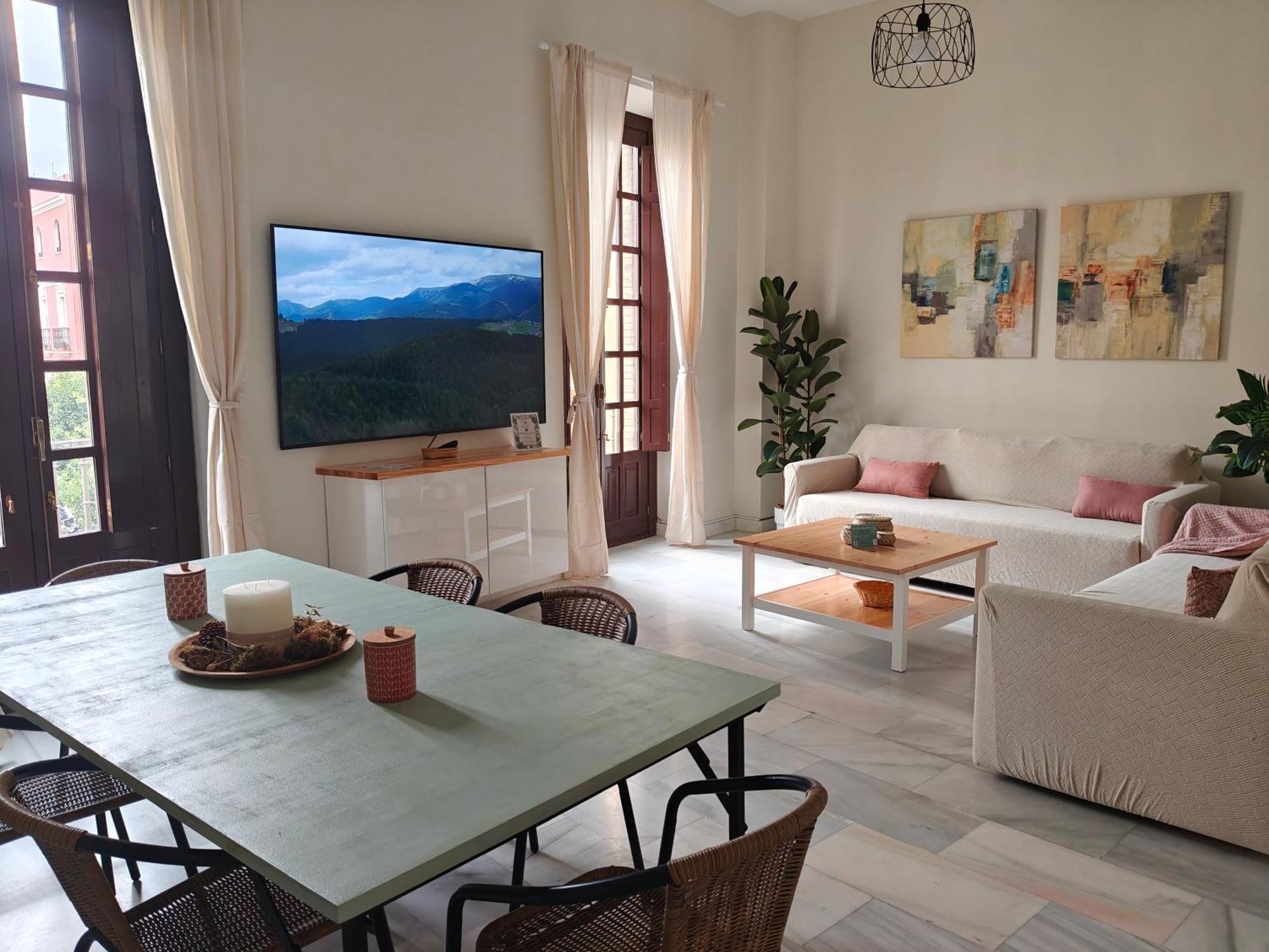 Charming Bright Apartment With Balconies On Cuesta Del Rosario — Photos 1